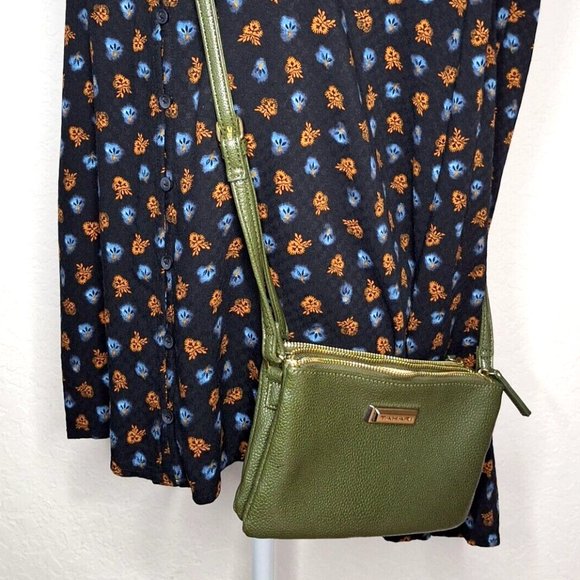 💰SOLD💰Tahari Women's CrossBody Pebbled Vegan Leather Bag - Picture 2 of 8